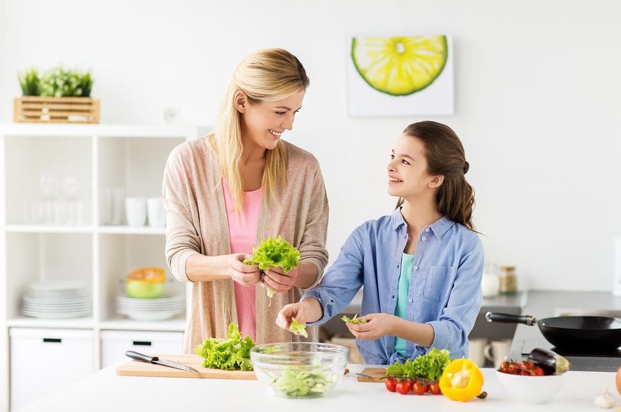 yeast-free-healthy-eating-mom-daughter.jpg