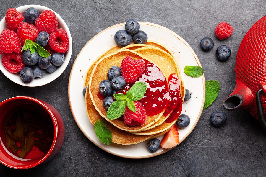 pancakes with strawberries and blueberries