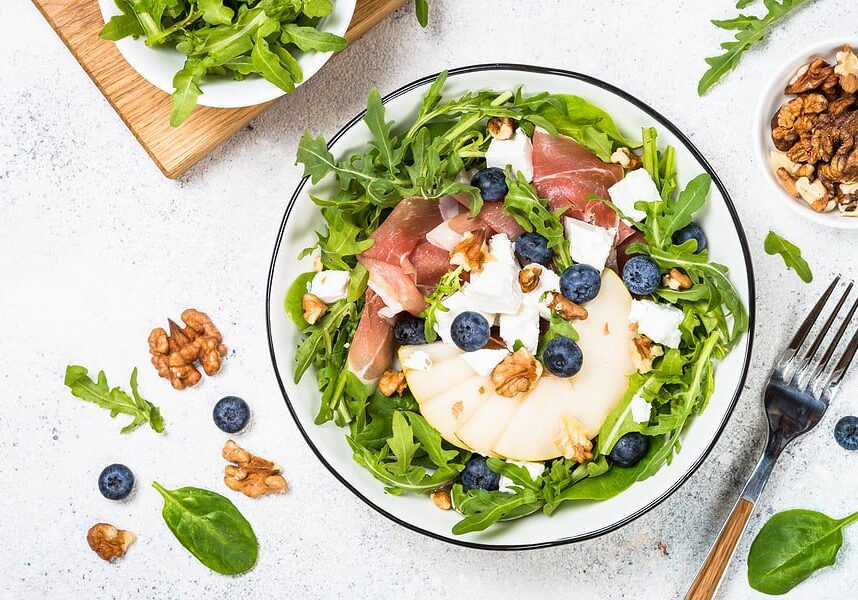 green salad with blueberries